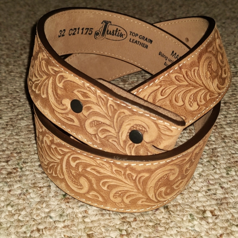 Size 32 Justin Textured Leather Belt